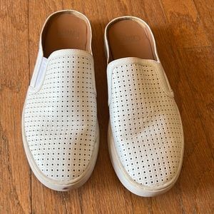 Women’s size 8 white sarto brand